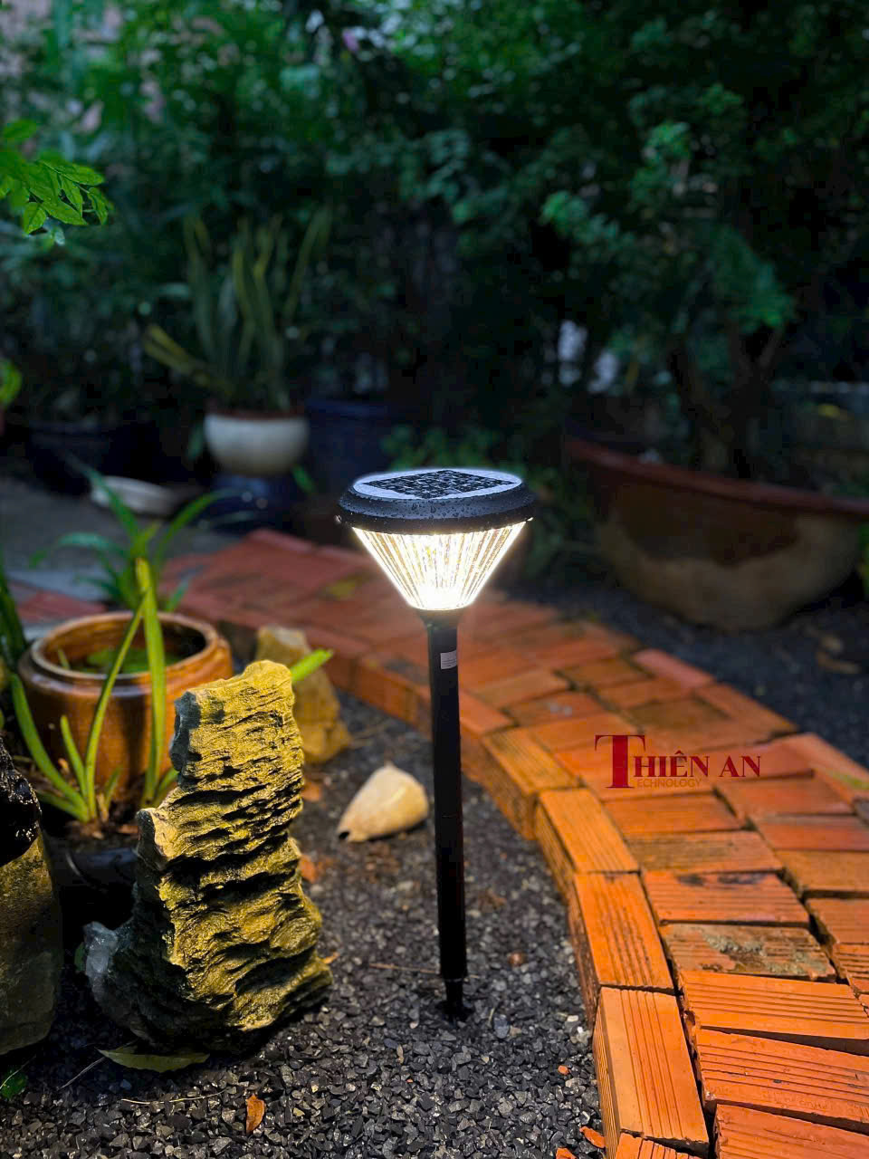 Cabin đen năng lượng trụ cắm trong sân vườn cỏ 60cm 
