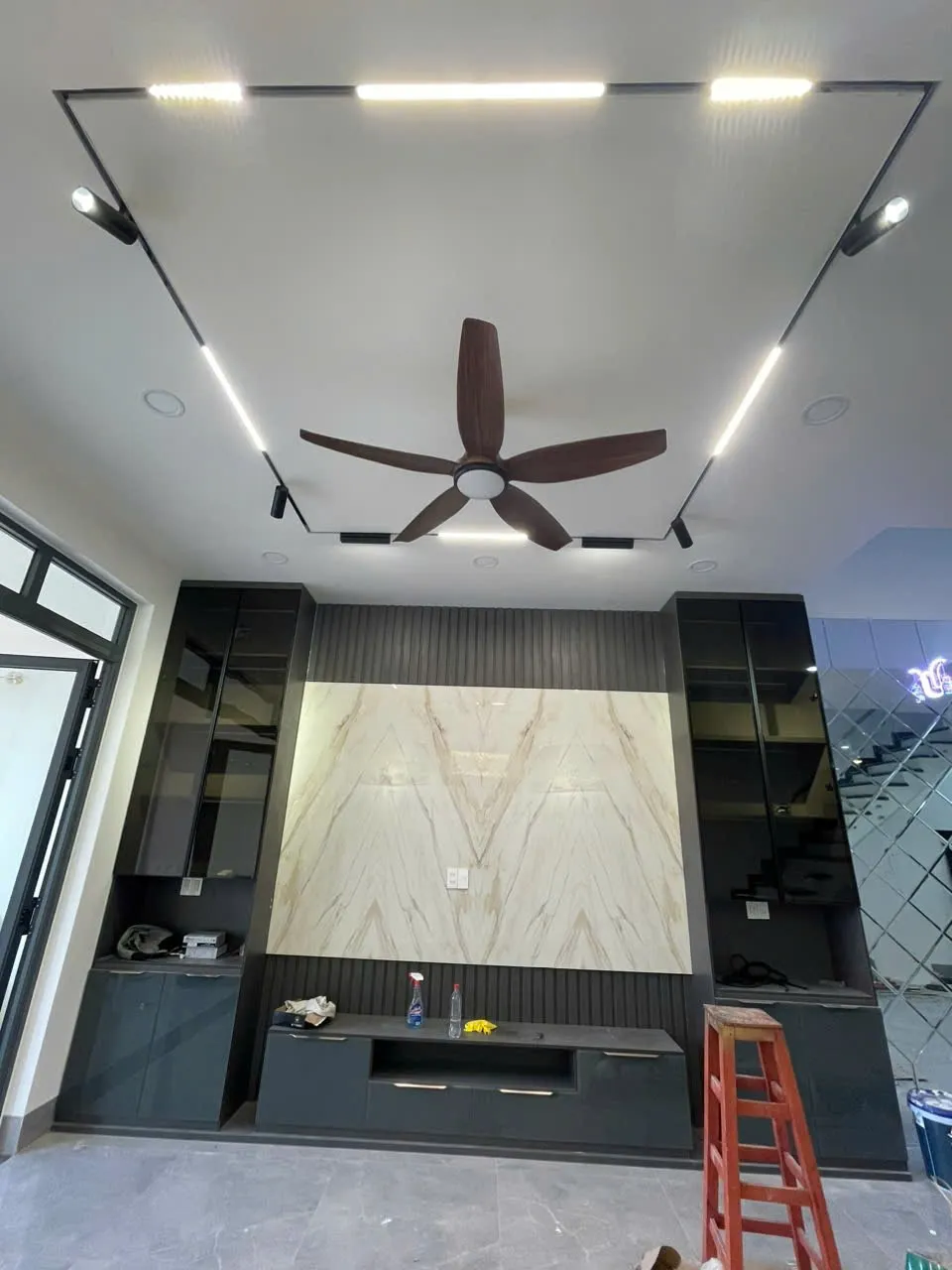 Quạt 5 cánh gỗ trần ray nam châm phòng khách - THLED Đồng Nai