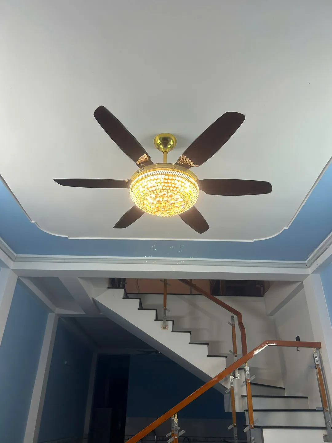 Quạt đèn pha lê vàng cánh gỗ sảnh cầu thang - THLED Đồng Nai